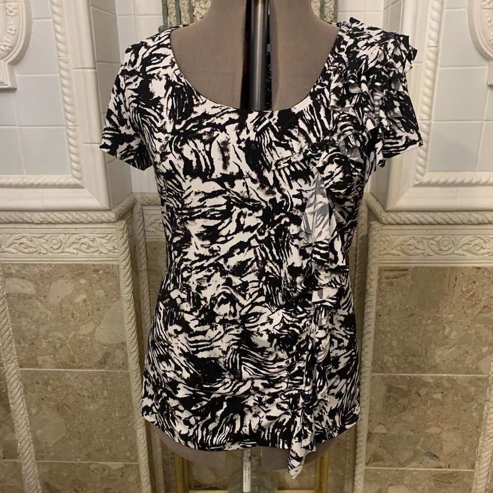 CATO. Size Large. Prissy Short Sleeve Top w Draped Ruffled Side Details. B76